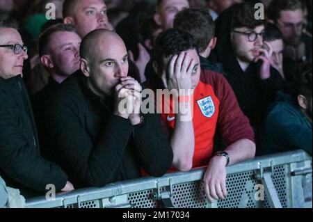 The Mill, Digbeth, Birmingham, 10. Dezember 2022 – England-Fans reagieren im 4TheFans Fan Park in Birmingham, nachdem England bei der FIFA Fussball-Weltmeisterschaft 2022 gegen Frankreich verlor. Quelle: Stop Press Media/Alamy Live News Stockfoto