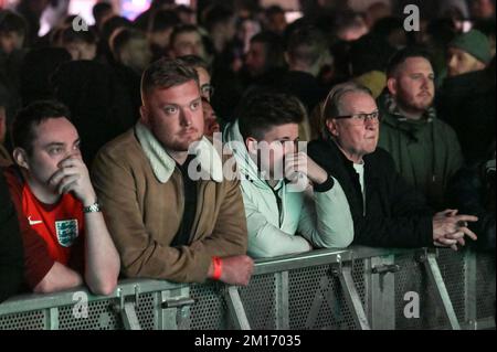 The Mill, Digbeth, Birmingham, 10. Dezember 2022 – England-Fans reagieren im 4TheFans Fan Park in Birmingham, nachdem England bei der FIFA Fussball-Weltmeisterschaft 2022 gegen Frankreich verlor. Quelle: Stop Press Media/Alamy Live News Stockfoto