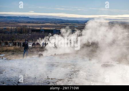 Reikiavik, Island. 21.. Okt. 2022. Allgemeiner Blick auf die Fumarolen im geothermischen Park Haukadalur, die geothermische Region in der Nähe des Flusses HvitÃ und die Stadt ReykjavÃ-k ist die Heimat des geothermischen Parks Haukadalur. Hier befindet sich Strokkur, einer der berühmtesten Geysire Islands, der im Durchschnitt alle 4 bis 8 Minuten ausbricht, mit einer durchschnittlichen Höhe von 15 bis 20 Metern, manchmal bis zu 40 Meter. Im Park gibt es mehrere geothermische Merkmale wie Schlammbecken, Fumarolen, Algenablagerungen und andere Geysire daneben und um ihn herum. (Kreditbild: © Jorge Castellanos/SOPA Bilder über ZUMA Press Stockfoto