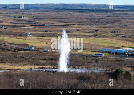 Reikiavik, Island. 21.. Okt. 2022. Allgemeiner Blick auf den Geysir Strokkur im geothermischen Park Haukadalur. Die geothermische Region in der Nähe des Flusses HvitÃ und der Stadt ReykjavÃ-k beherbergt den geothermischen Park Haukadalur. Hier befindet sich Strokkur, einer der berühmtesten Geysire Islands, der im Durchschnitt alle 4 bis 8 Minuten ausbricht, mit einer durchschnittlichen Höhe von 15 bis 20 Metern, manchmal bis zu 40 Meter. Im Park gibt es mehrere geothermische Merkmale wie Schlammbecken, Fumarolen, Algenablagerungen und andere Geysire daneben und um ihn herum. (Bild: © Jorge Castellanos/SOPA Bilder via ZUMA Stockfoto