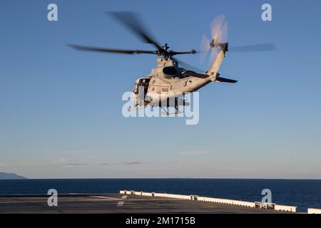 221208-N-VJ326-1147 PAZIFIK (8. Dez. 2022) – Ein UH-1Y Venom-Hubschrauber, der dem Marine Light Attack Helicopter Squadron (HMLA) 369 zugeteilt ist, startet vom Flugdeck des amphibischen Angriffsträgers USS Tripoli (LHA 7) am 8. Dez. 2022. Tripoli führt gerade Routineeinsätze in der US-3.-Flotte durch. (USA Marinefoto von Mass Communication Specialist 2. Class Malcolm Kelley) Stockfoto