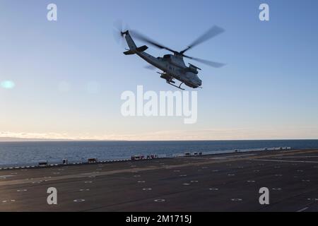 221208-N-VJ326-1170 PAZIFIK (8. Dez. 2022) – ein AH-1Z Viper Hubschrauber, der dem Marine Light Attack Helicopter Squadron (HMLA) 369 zugeteilt ist, startet vom Flugdeck des amphibischen Angriffsträgers USS Tripoli (LHA 7) am 8. Dez. 2022. Tripoli führt gerade Routineeinsätze in der US-3.-Flotte durch. (USA Marinefoto von Mass Communication Specialist 2. Class Malcolm Kelley) Stockfoto