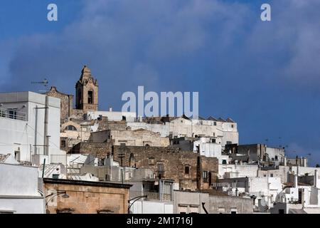 OSTUNI, ITALIEN - 18. OKTOBER 2022: Blick auf die Stadt und den Glockenturm der Kathedrale Stockfoto