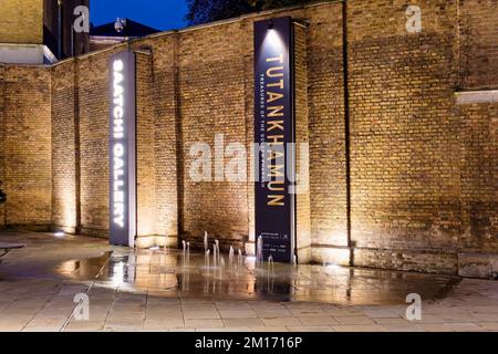 London, England, Großbritannien - November 16 2019: Die Ausstellung „Tutanchamun Treasures of the Golden Pharaoh“ in der Saatchi Gallery Stockfoto