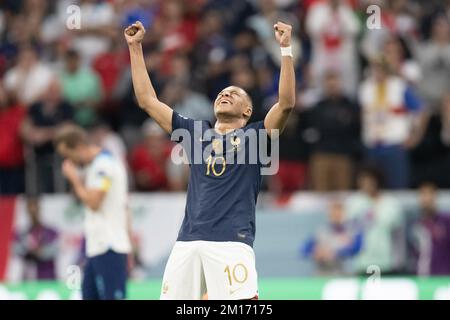Doha, Katar. Am 10. Dezember 2022 feiert Kylian MBappe von Frankreich den Sieg beim FIFA-Weltmeisterschaftsspiel Katar 2022. Runde 8 zwischen England und Frankreich im Al Bayt Stadium am 10. Dezember 2022 in Doha, Katar. Foto: David Niviere/ABACAPRESS.COM Stockfoto