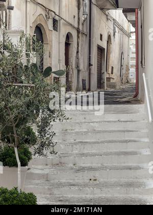 OSTUNI, ITALIEN - 18. OKTOBER 2022: Blick auf die Straße hoch in der Altstadt mit Treppen Stockfoto