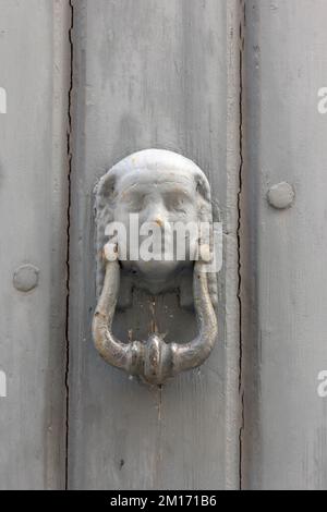 OSTUNI, ITALIEN - 18. OKTOBER 2022: Kunstvoller Türklopfer in der Altstadt Stockfoto