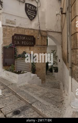 OSTUNI, ITALIEN - 18. OKTOBER 2022: Schilder für das Restaurant La reggia in der Altstadt Stockfoto