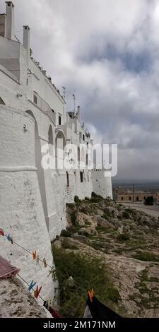 OSTUNI, ITALIEN - 18. OKTOBER 2022: Blick auf die Stadtmauern der Altstadt Stockfoto