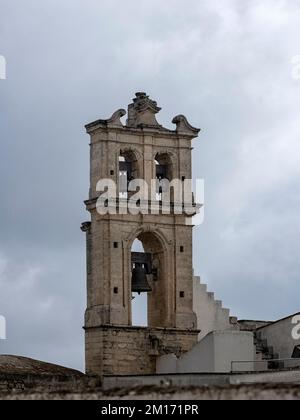 OSTUNI, ITALIEN - 18. OKTOBER 2022: Glockenturm in der Altstadt Stockfoto