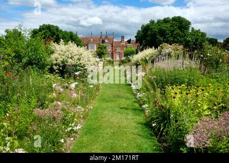 Sommerlandschaft mit Blick auf die krautigen Grenzen in Helmingham Hall und Gardens Suffolk Stockfoto