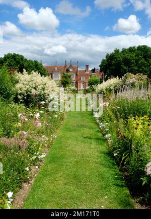 Sommerporträt mit Blick auf die krautigen Grenzen in Helmingham Hall und Gardens Suffolk Stockfoto