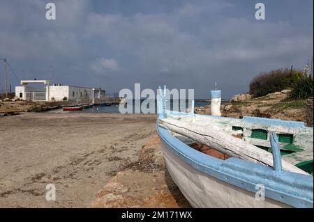 APULIEN, ITALIEN - 18. OKTOBER 2022: Kleine hölzerne Boote am Strand von Cala Fetente Stockfoto