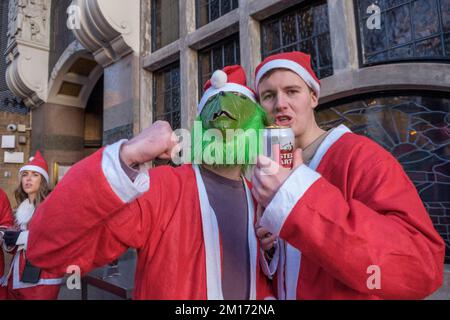 London, Großbritannien. 10. Dezember 2022. Der jährliche Satacon Walk durch London fand in diesem Jahr wieder statt, allerdings in kleinerem Umfang als in einigen Vorjahren, wobei mehrere hundert Santas ihren gut geschmierten Weg zum Trafalgar Square beschreiten. Die diesjährige Veranstaltung wurde von australischen und neuseeländischen Gruppen in London organisiert. Ich traf sie und fotografierte sie vor dem Black Friar Pub in Blacfriars, wo sie eine Pause machten. Peter Marshall/Alamy Live News Stockfoto