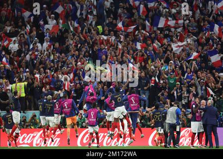 Al-Khor, Katar. 10.. Dezember 2022. Die Spieler Frankreichs feiern nach dem Sieg des Viertelfinales zwischen England und Frankreich bei der FIFA-Weltmeisterschaft 2022 im Al Bayt Stadium in Al Khor, Katar, am 10. Dezember 2022. Kredit: Li Ming/Xinhua/Alamy Live News Stockfoto