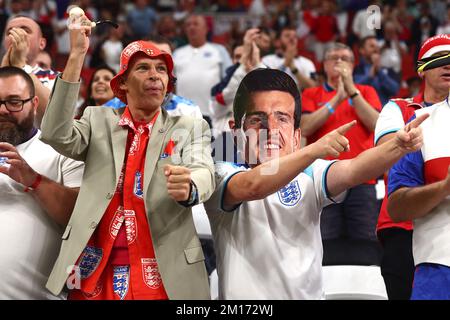 Al-Khor, Katar. 10.. Dezember 2022. Fans aus England unterstützen ihr Team beim Viertelfinalspiel der FIFA-Weltmeisterschaft 2022 im Al Bayt Stadium in Al Khor, Katar, am 10. Dezember 2022. Foto: Chris Brunskill/UPI Credit: UPI/Alamy Live News Stockfoto