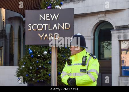 London, Großbritannien. 10.. Dezember 2022 Ein Polizist steht Wache vor New Scotland Yard während eines Just Stop Oil Protests. Kredit: Vuk Valcic/Alamy Live News Stockfoto