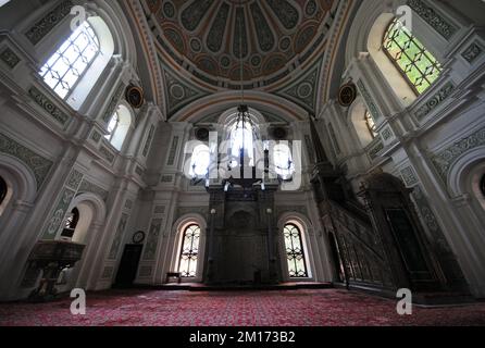 Die Kucuk Mecidiye Moschee ist ein historischer Gottesdienst aus der osmanischen Zeit und befindet sich im Besiktaş-Viertel von Istanbul. Stockfoto