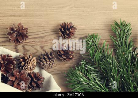 Null Abfall und umweltfreundliches weihnachtskonzept. Natürliche Dekorationen und Zweige eines Weihnachtsbaums auf dem Tisch, Draufsicht. Stockfoto