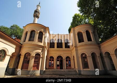 Die Kucuk Mecidiye Moschee ist ein historischer Gottesdienst aus der osmanischen Zeit und befindet sich im Besiktaş-Viertel von Istanbul. Stockfoto