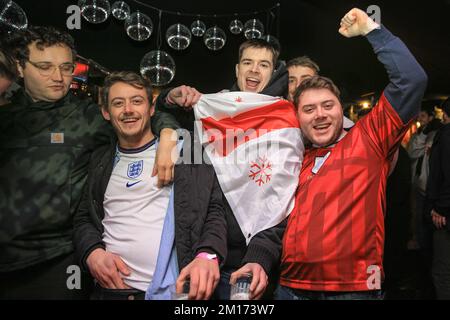 London, Großbritannien. 08.. Dezember 2022. Die Fans werden begeistert sein, wenn sie das Fußballspiel England gegen Frankreich im 4TheFans Fan Park, Dalston RoofPark, in East London sehen. Frankreich gewinnt 2:1 und England ist aus der Weltmeisterschaft ausgestiegen. Kredit: Imageplotter/Alamy Live News Stockfoto