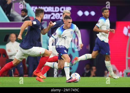 Al-Khor, Katar. 10.. Dezember 2022. Phil Foden von England dribbelt den Ball während des FIFA World Cup Qatar 2022 Quarter Final Match zwischen England und Frankreich am 10. Dezember 2022 im Al Bayt Stadium, Al Khor, Katar. Foto von Peter Dovgan. Nur redaktionelle Verwendung, Lizenz für kommerzielle Verwendung erforderlich. Keine Verwendung bei Wetten, Spielen oder Veröffentlichungen von Clubs/Ligen/Spielern. Kredit: UK Sports Pics Ltd/Alamy Live News Stockfoto