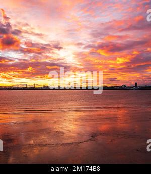 Blick auf den Sonnenuntergang vom Albert Dock of Mersey River in Liverpool, England Stockfoto