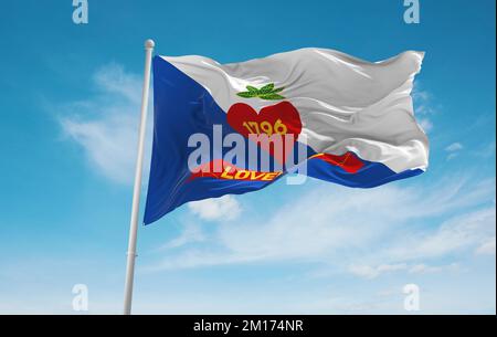 Offizielle Flagge von Loveland, Ohio ungebundene Staaten von Amerika bei bewölktem Himmel Hintergrund bei Sonnenuntergang, Panoramablick. USA Reisen und patriotische Konzept. Kopie spc Stockfoto