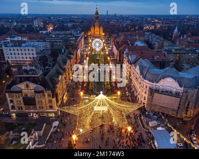 Luftaufnahme der Lichter von Timisoara und Dekorationen für den Weihnachtsmarkt. Foto aufgenommen am 10.. Dezember 2022 in Timisoara, Kreis Timis, Rumänien. Stockfoto