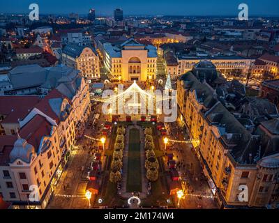 Luftaufnahme der Lichter von Timisoara und Dekorationen für den Weihnachtsmarkt. Foto aufgenommen am 10.. Dezember 2022 in Timisoara, Kreis Timis, Rumänien. Stockfoto