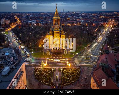 Luftaufnahme der Lichter von Timisoara und Dekorationen für den Weihnachtsmarkt. Foto aufgenommen am 10.. Dezember 2022 in Timisoara, Kreis Timis, Rumänien. Stockfoto