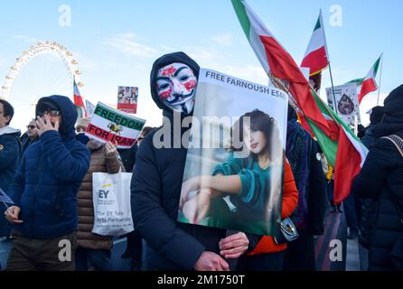 London, Großbritannien. 10.. Dezember 2022 Demonstranten auf der Westminster-Brücke. Tausende Demonstranten marschierten in Westminster und forderten Freiheit für den Iran, einen Regimewechsel und Gerechtigkeit für Mahsa Amini und andere Opfer des iranischen Regimes und forderten die britische Regierung auf, die iranische Botschaft zu schließen. Kredit: Vuk Valcic/Alamy Live News Stockfoto
