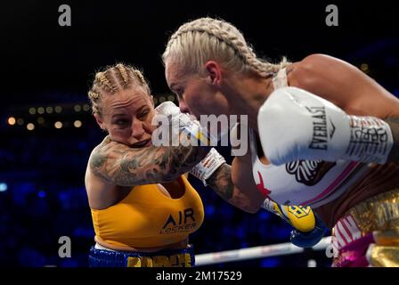 Ebanie Bridges (links) und Shannon O'Connell in Aktion bei ihrem IBF Bantamweight World Title in der ersten Direct Arena, Leeds. Foto: Samstag, 10. Dezember 2022. Stockfoto