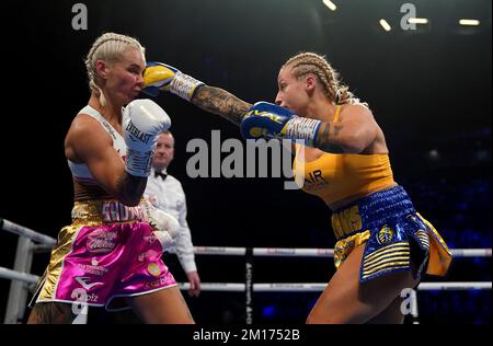 Shannon O'Connell (links) und Ebanie Bridges in Aktion bei ihrem IBF Bantamweight World Title in der ersten Direct Arena, Leeds. Foto: Samstag, 10. Dezember 2022. Stockfoto