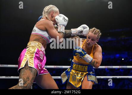 Shannon O'Connell (links) und Ebanie Bridges in Aktion bei ihrem IBF Bantamweight World Title in der ersten Direct Arena, Leeds. Foto: Samstag, 10. Dezember 2022. Stockfoto