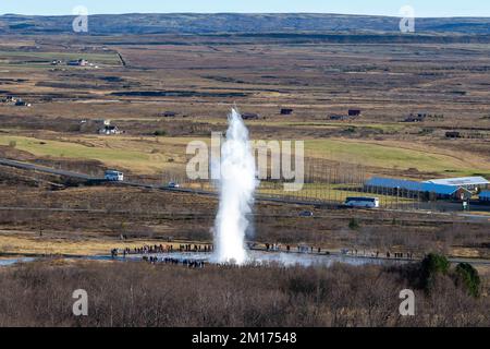 Allgemeiner Blick auf den Geysir Strokkur im geothermischen Park Haukadalur. Die geothermische Region in der Nähe des Flusses Hvitá und der Stadt Reykjavík beherbergt den geothermischen Park Haukadalur. Hier befindet sich Strokkur, einer der berühmtesten Geysire Islands, der im Durchschnitt alle 4 bis 8 Minuten ausbricht, mit einer durchschnittlichen Höhe von 15 bis 20 Metern, manchmal bis zu 40 Meter. Im Park gibt es mehrere geothermische Merkmale wie Schlammbecken, Fumarolen, Algenablagerungen und andere Geysire daneben und um ihn herum. (Foto: Jorge Castellanos/SOPA Images/Sipa USA) Stockfoto