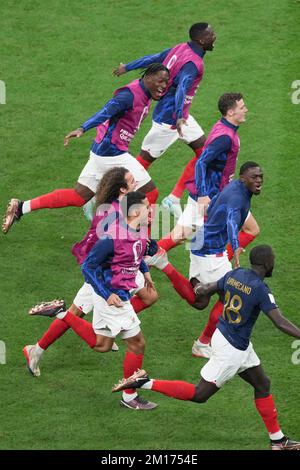 Al-Khor, Katar. 10.. Dezember 2022. Die Spieler Frankreichs feiern nach dem Sieg des Viertelfinales zwischen England und Frankreich bei der FIFA-Weltmeisterschaft 2022 im Al Bayt Stadium in Al Khor, Katar, am 10. Dezember 2022. Kredit: Meng Yongmin/Xinhua/Alamy Live News Stockfoto