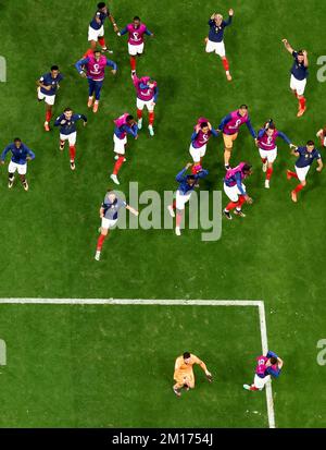 Al-Khor, Katar. 10.. Dezember 2022. Die Spieler Frankreichs feiern nach dem Sieg des Viertelfinales zwischen England und Frankreich bei der FIFA-Weltmeisterschaft 2022 im Al Bayt Stadium in Al Khor, Katar, am 10. Dezember 2022. Kredit: Han Yan/Xinhua/Alamy Live News Stockfoto