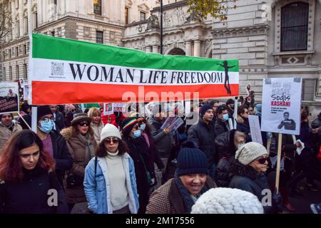 London, Großbritannien. 10.. Dezember 2022 Demonstranten außerhalb der Downing Street. Tausende Demonstranten marschierten in Westminster und forderten Freiheit für den Iran, einen Regimewechsel und Gerechtigkeit für Mahsa Amini und andere Opfer des iranischen Regimes und forderten die britische Regierung auf, die iranische Botschaft zu schließen. Kredit: Vuk Valcic/Alamy Live News Stockfoto