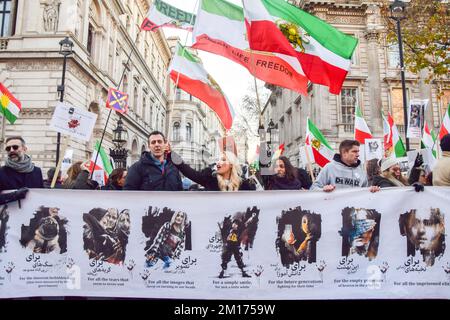 London, Großbritannien. 10.. Dezember 2022 Demonstranten außerhalb der Downing Street. Tausende Demonstranten marschierten in Westminster und forderten Freiheit für den Iran, einen Regimewechsel und Gerechtigkeit für Mahsa Amini und andere Opfer des iranischen Regimes und forderten die britische Regierung auf, die iranische Botschaft zu schließen. Kredit: Vuk Valcic/Alamy Live News Stockfoto