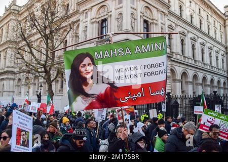 London, Großbritannien. 10.. Dezember 2022 Demonstranten außerhalb der Downing Street. Tausende Demonstranten marschierten in Westminster und forderten Freiheit für den Iran, einen Regimewechsel und Gerechtigkeit für Mahsa Amini und andere Opfer des iranischen Regimes und forderten die britische Regierung auf, die iranische Botschaft zu schließen. Kredit: Vuk Valcic/Alamy Live News Stockfoto