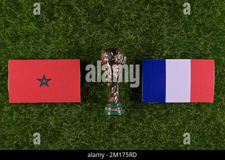 10. Dezember 2022, Doha, Katar, Flaggen der Teilnehmer am Halbfinale der FIFA-Weltmeisterschaft der Nationalmannschaften Frankreichs und Marokkos. Stockfoto