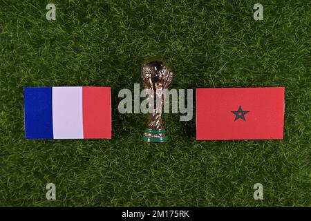 10. Dezember 2022, Doha, Katar, Flaggen der Teilnehmer am Halbfinale der FIFA-Weltmeisterschaft der Nationalmannschaften Frankreichs und Marokkos. Stockfoto