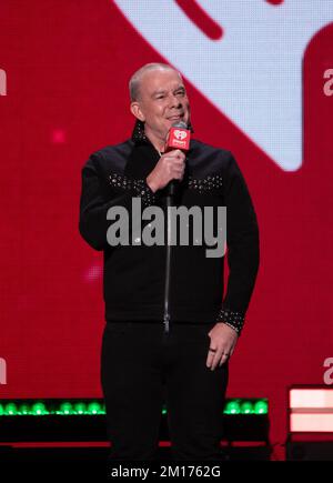 New York, USA. 09.. Dezember 2022. Elvis Duran spricht auf der Bühne beim Jingle Ball 2022 des iHeartRadio Z100, präsentiert von Capital One am Madison Square Garden am 9. Dezember 2022 in New York, New York. Foto: Jeremy Smith/imageSPACE Credit: Imagespace/Alamy Live News Stockfoto