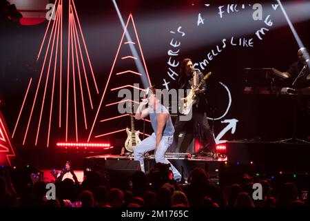 New York, USA. 09.. Dezember 2022. Charlie Puth tritt am 9. Dezember 2022 auf der Bühne des iHeartRadio Z100 Jingle Ball 2022 auf, präsentiert von Capital One im Madison Square Garden in New York, New York. Foto: Jeremy Smith/imageSPACE Credit: Imagespace/Alamy Live News Stockfoto