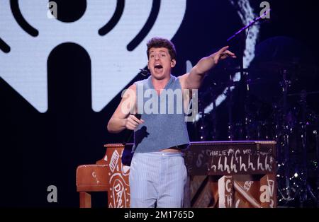 New York, USA. 09.. Dezember 2022. Charlie Puth tritt am 9. Dezember 2022 auf der Bühne des iHeartRadio Z100 Jingle Ball 2022 auf, präsentiert von Capital One im Madison Square Garden in New York, New York. Foto: Jeremy Smith/imageSPACE Credit: Imagespace/Alamy Live News Stockfoto