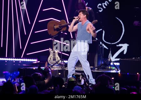 New York, USA. 09.. Dezember 2022. Charlie Puth tritt am 9. Dezember 2022 auf der Bühne des iHeartRadio Z100 Jingle Ball 2022 auf, präsentiert von Capital One im Madison Square Garden in New York, New York. Foto: Jeremy Smith/imageSPACE Credit: Imagespace/Alamy Live News Stockfoto