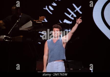 New York, USA. 09.. Dezember 2022. Charlie Puth tritt am 9. Dezember 2022 auf der Bühne des iHeartRadio Z100 Jingle Ball 2022 auf, präsentiert von Capital One im Madison Square Garden in New York, New York. Foto: Jeremy Smith/imageSPACE Credit: Imagespace/Alamy Live News Stockfoto