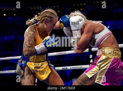 Ebanie Bridges (links) und Shannon O'Connell in Aktion bei ihrem IBF Bantamweight World Title in der ersten Direct Arena, Leeds. Foto: Samstag, 10. Dezember 2022. Stockfoto