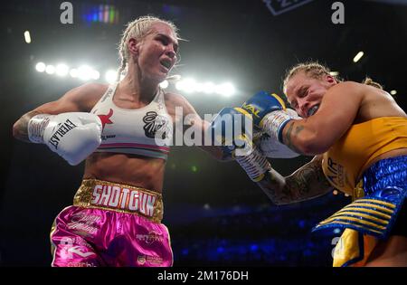 Shannon O'Connell (links) und Ebanie Bridges in Aktion bei ihrem IBF Bantamweight World Title in der ersten Direct Arena, Leeds. Foto: Samstag, 10. Dezember 2022. Stockfoto